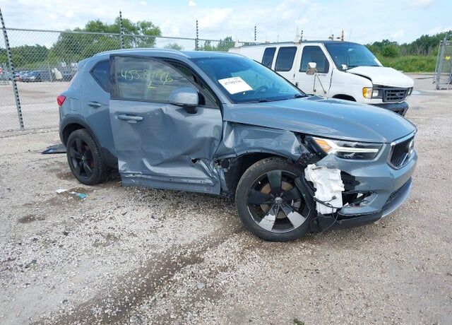 2022 VOLVO XC40