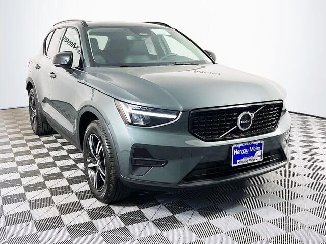 2026 VOLVO XC40