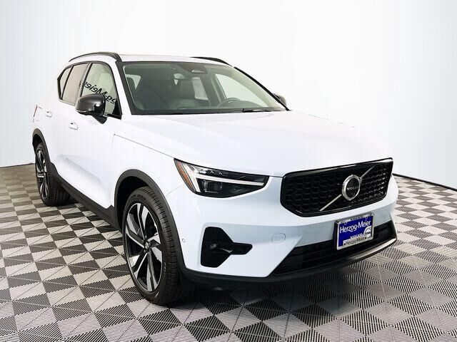 2026 VOLVO XC40