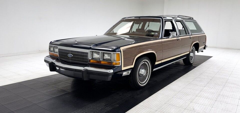Ford Crown Victoria