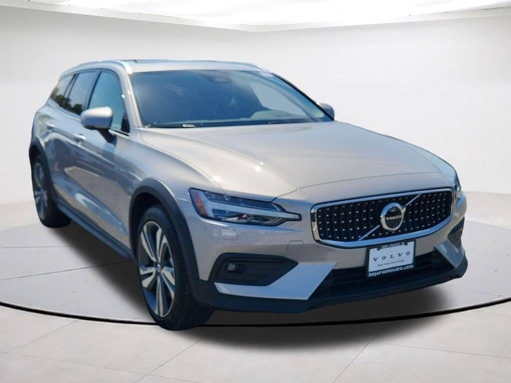 2025 VOLVO V60CC