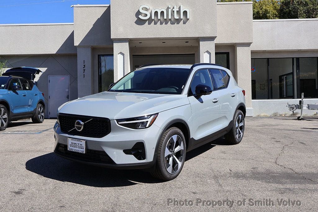 2026 VOLVO XC40