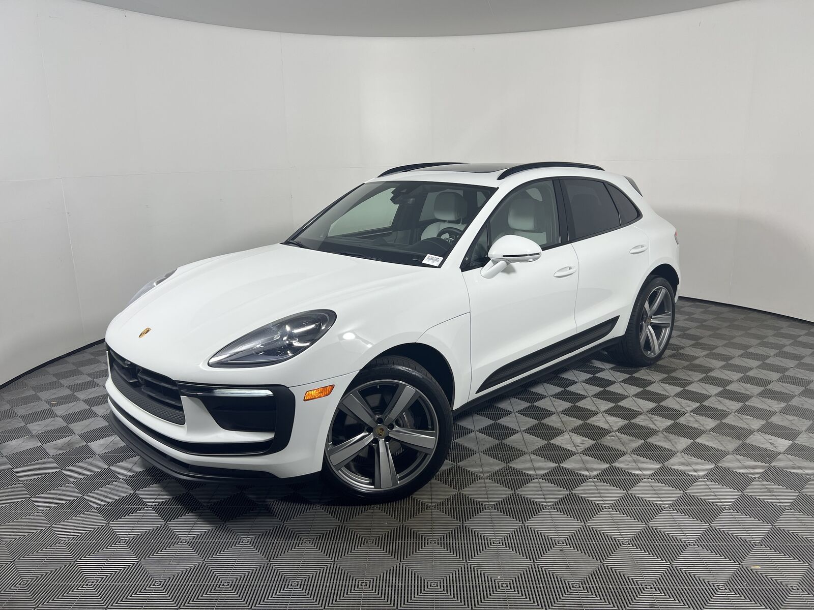 2024 PORSCHE Macan