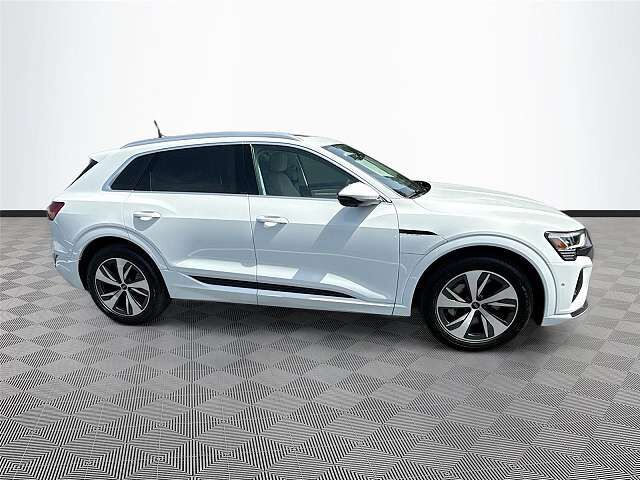 2024 AUDI Q8