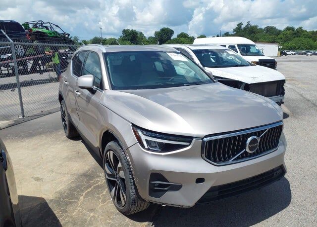 2023 VOLVO XC40