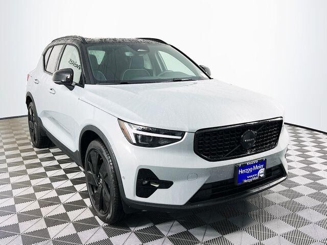 2026 VOLVO XC40