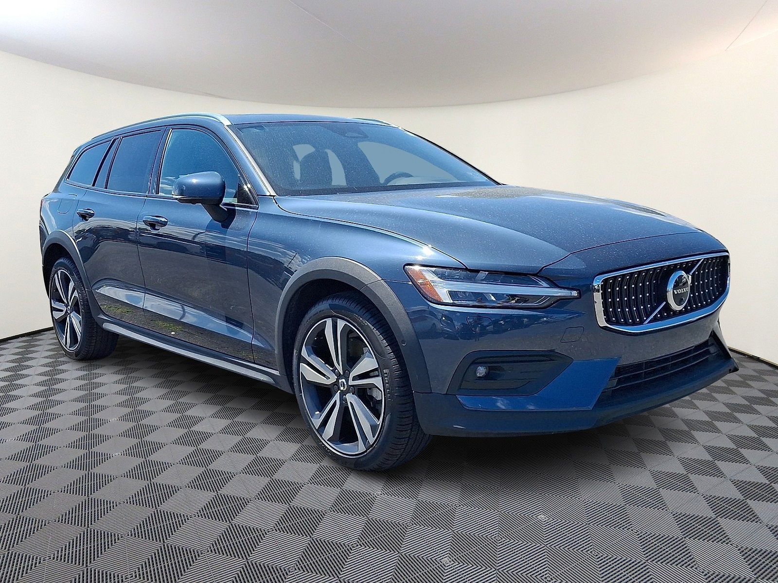 2025 VOLVO V60CC