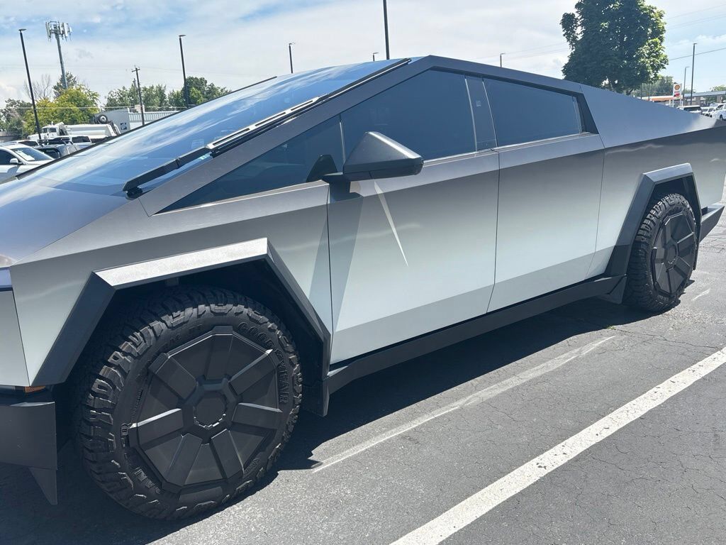 2024 TESLA Cybertruck