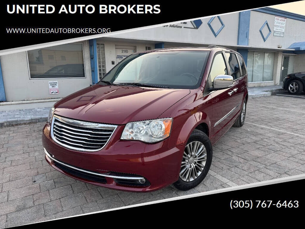 2014 CHRYSLER Town and Country