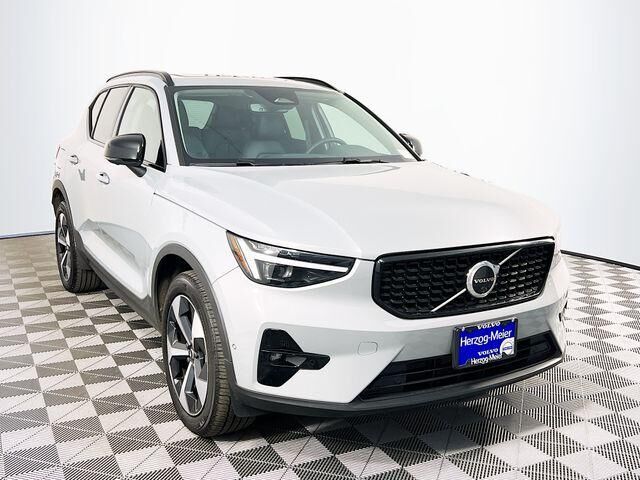 2026 VOLVO XC40
