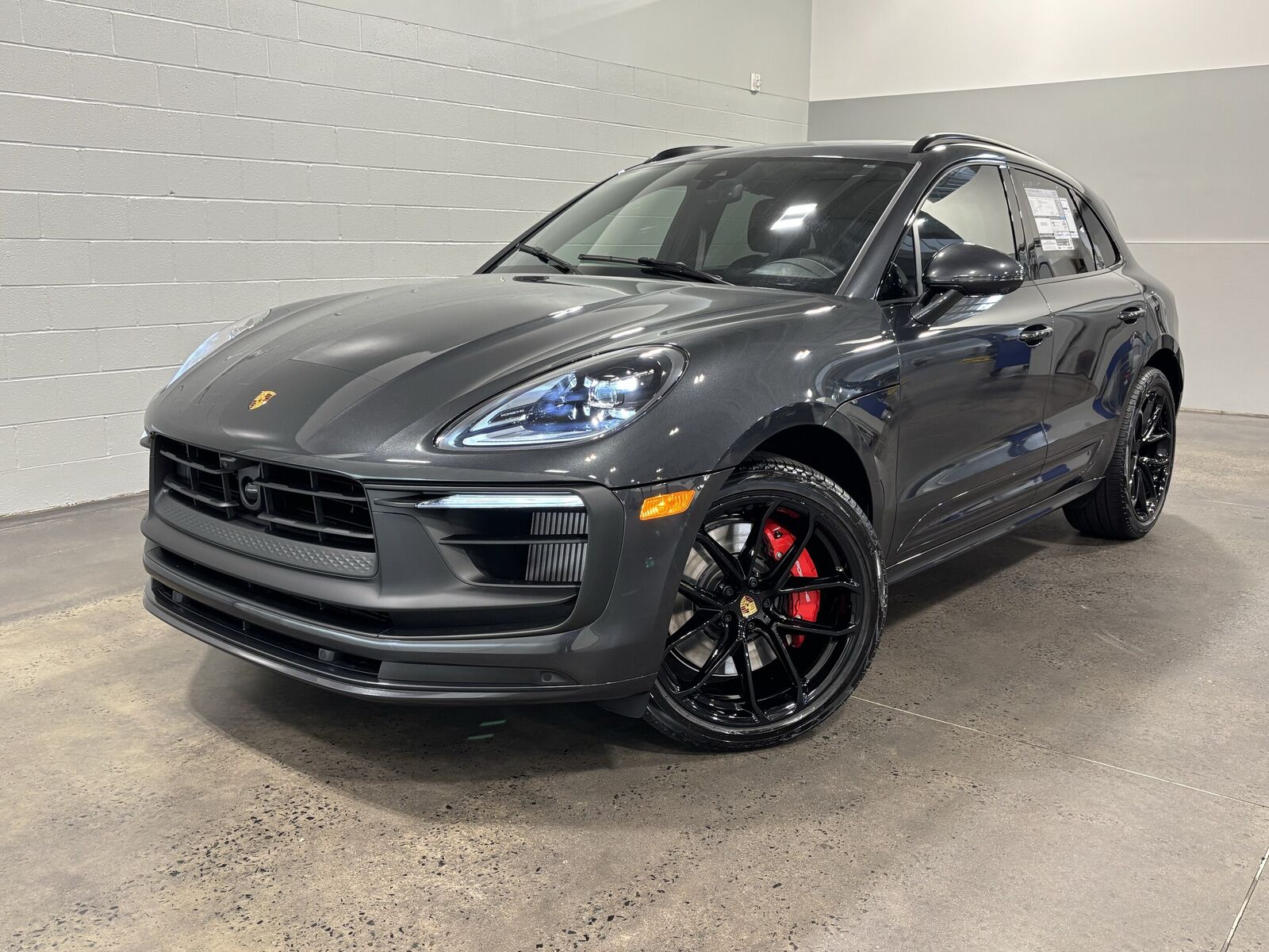 2026 PORSCHE Macan
