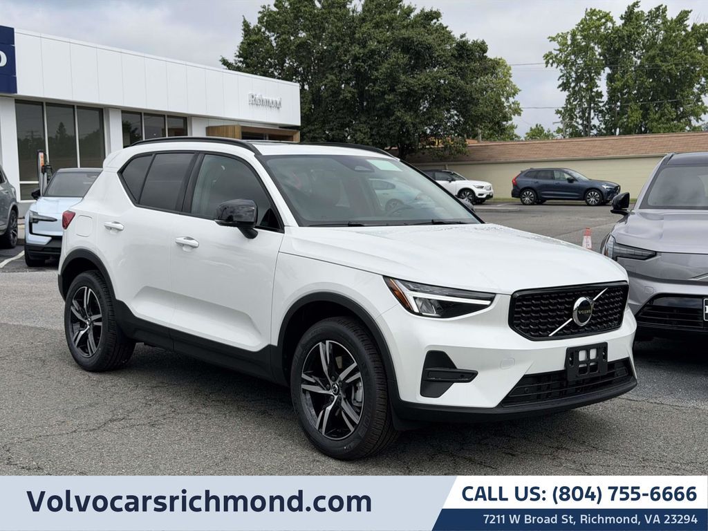 2026 VOLVO XC40
