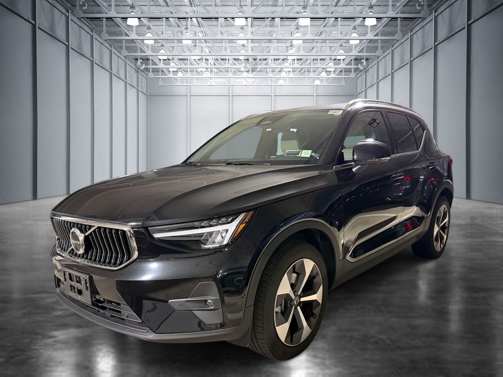 2023 VOLVO XC40