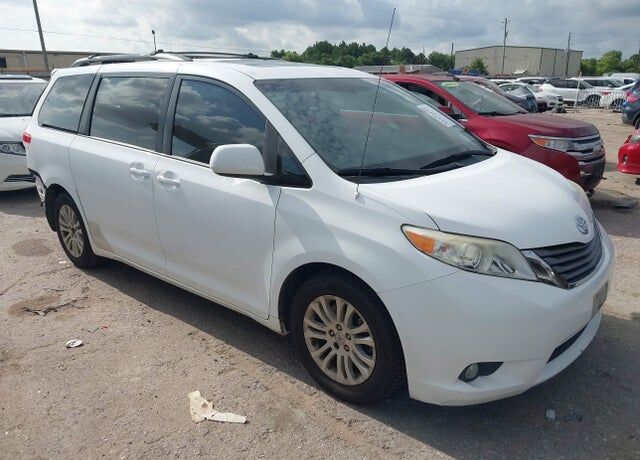 2011 TOYOTA Sienna