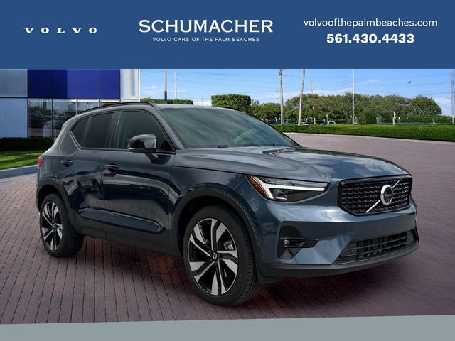 2026 VOLVO XC40