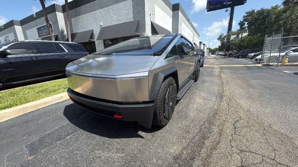 2024 TESLA Cybertruck
