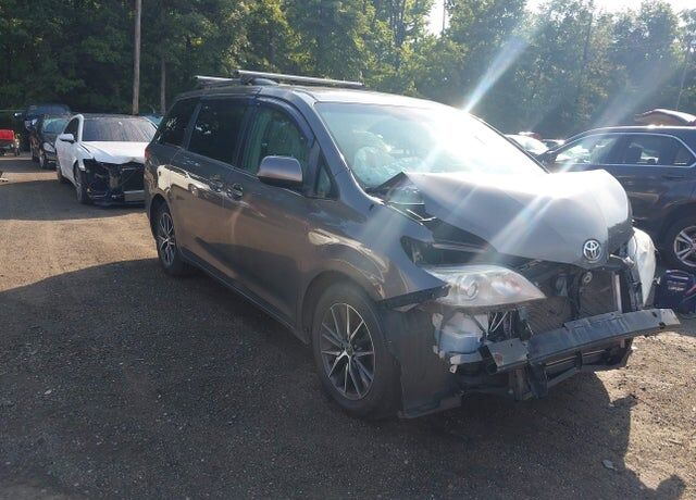 2013 TOYOTA Sienna