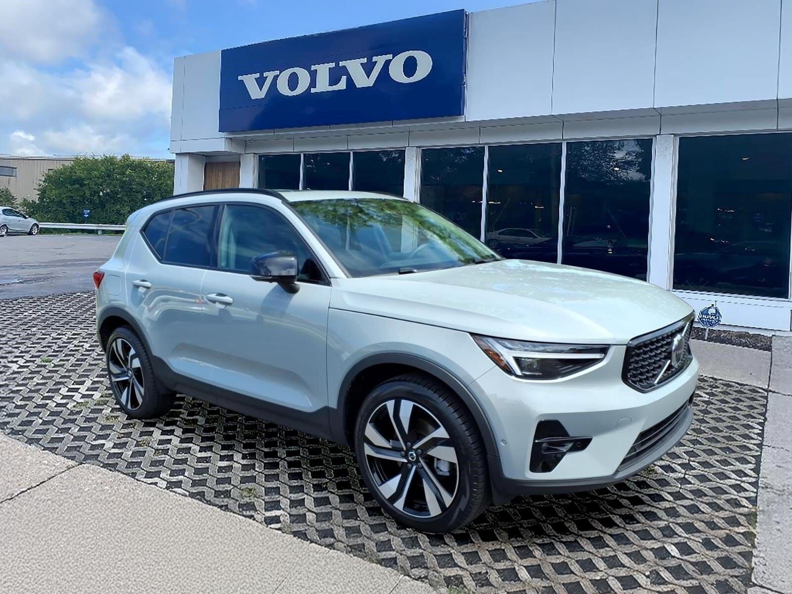 2025 VOLVO XC40