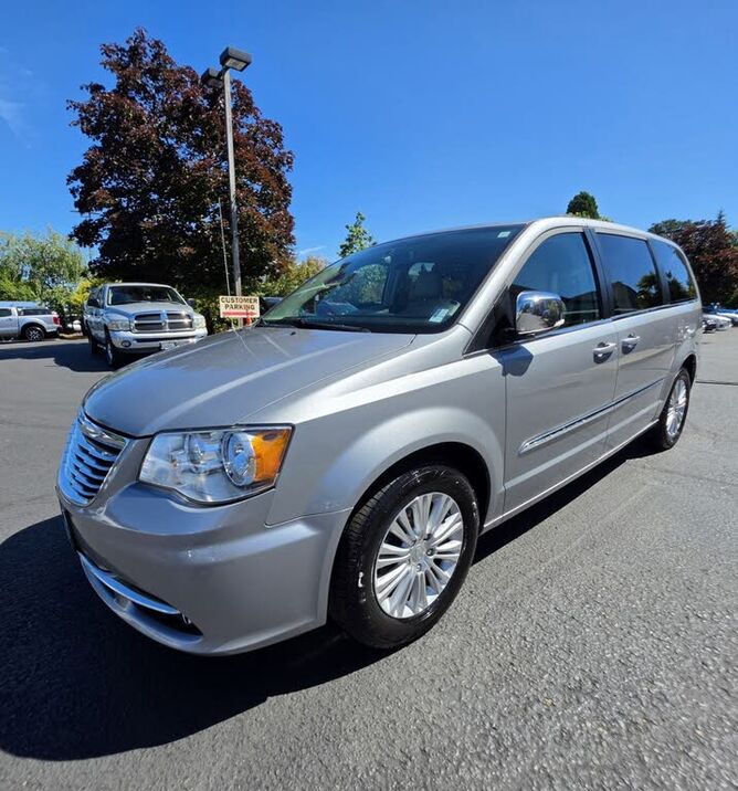 2015 CHRYSLER Town and Country