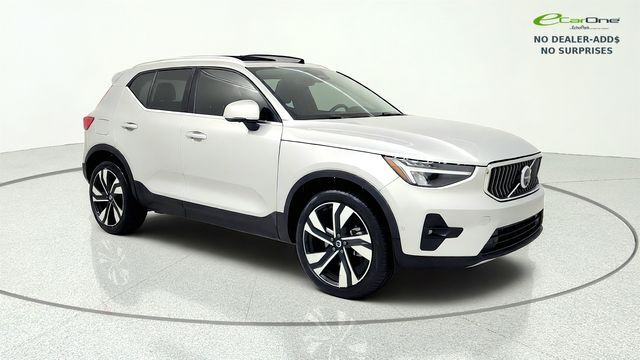 2025 VOLVO XC40