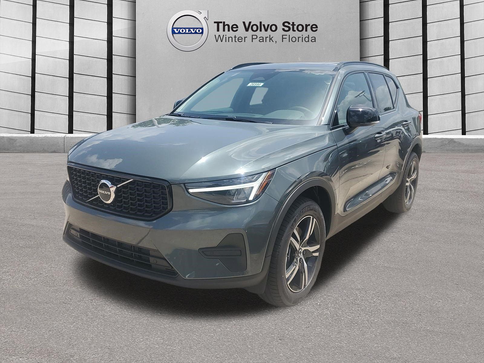 2026 VOLVO XC40