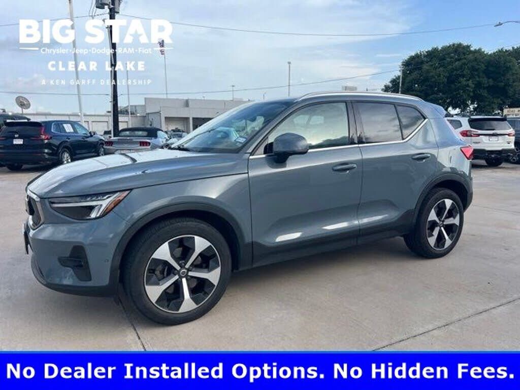 2023 VOLVO XC40