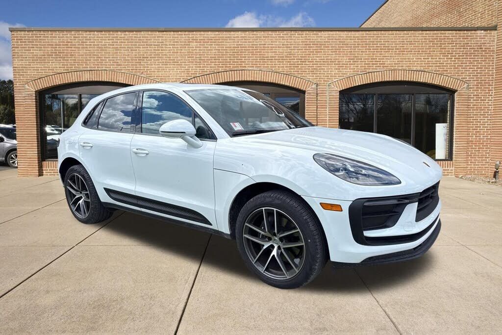 2025 PORSCHE Macan