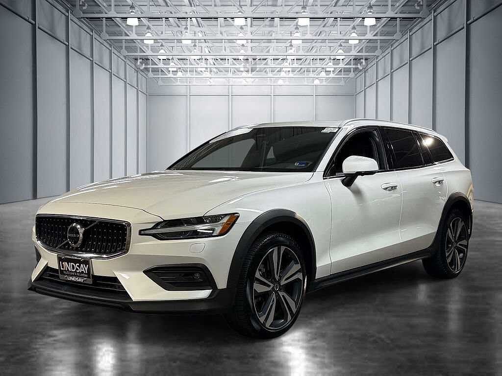 2025 VOLVO V60CC