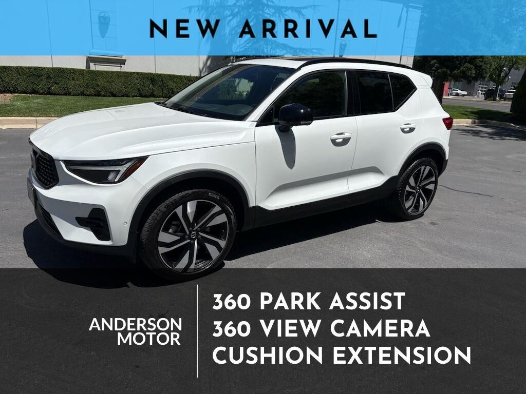 2025 VOLVO XC40