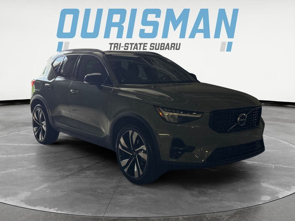 2023 VOLVO XC40