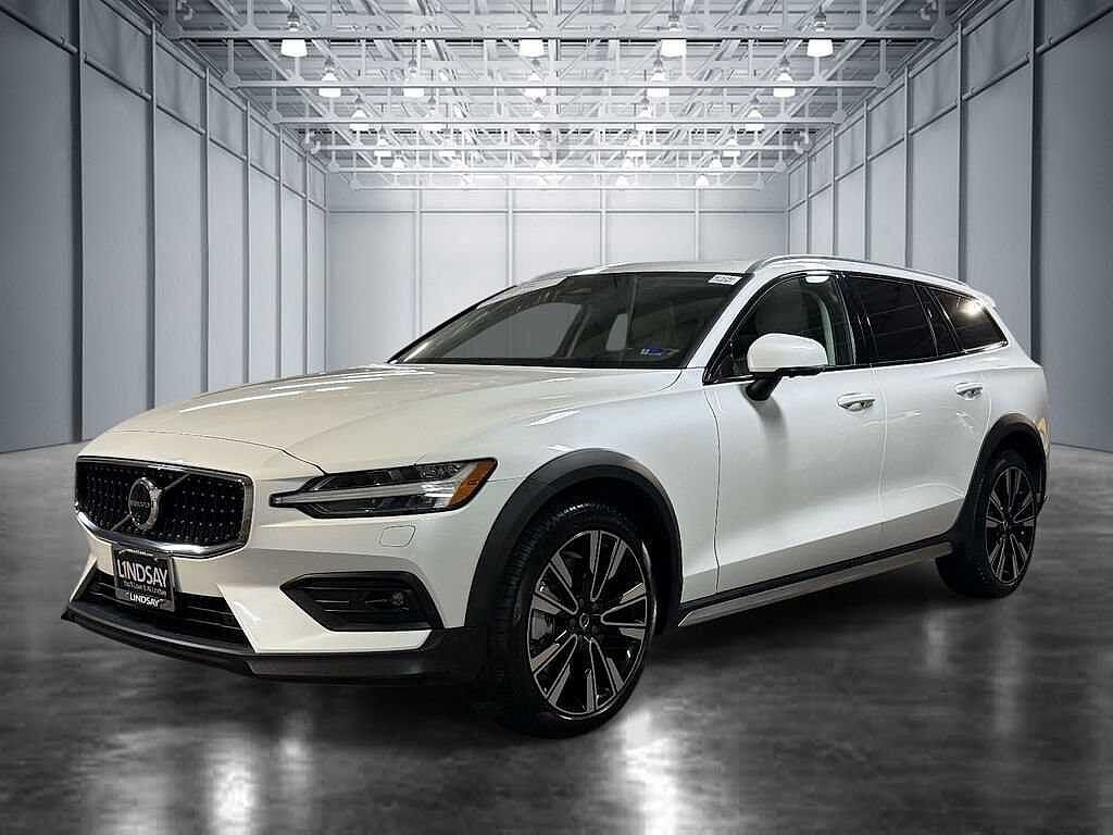 2025 VOLVO V60CC