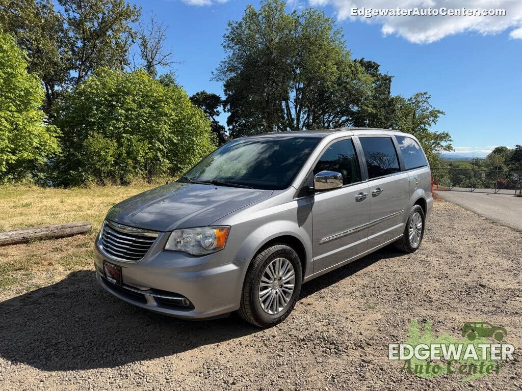 2014 CHRYSLER Town and Country