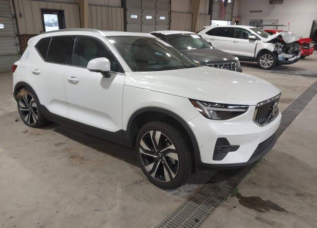 2023 VOLVO XC40