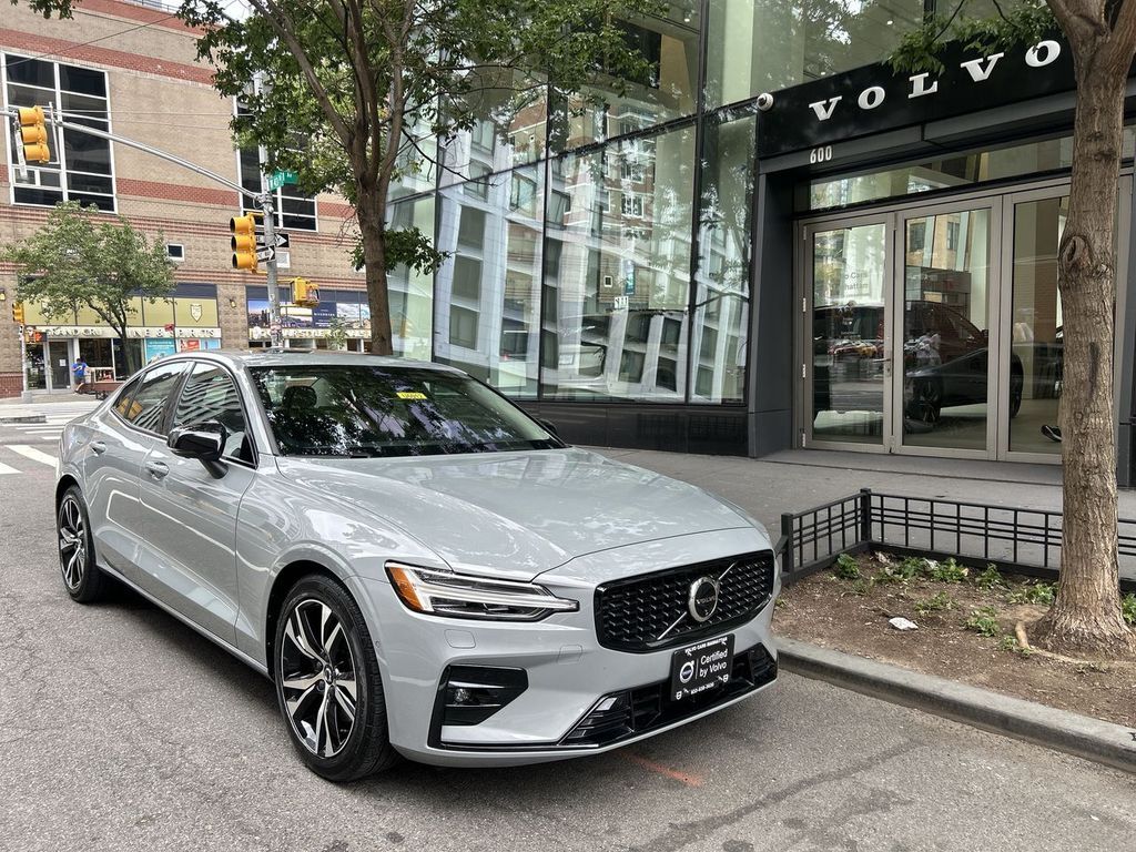 2025 VOLVO S60