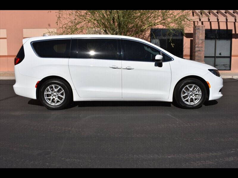 2022 CHRYSLER Voyager