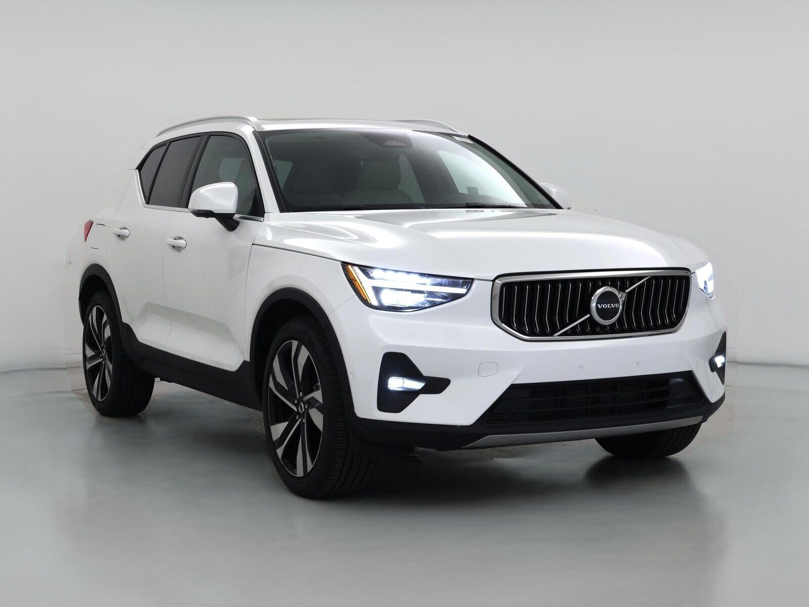 2023 VOLVO XC40
