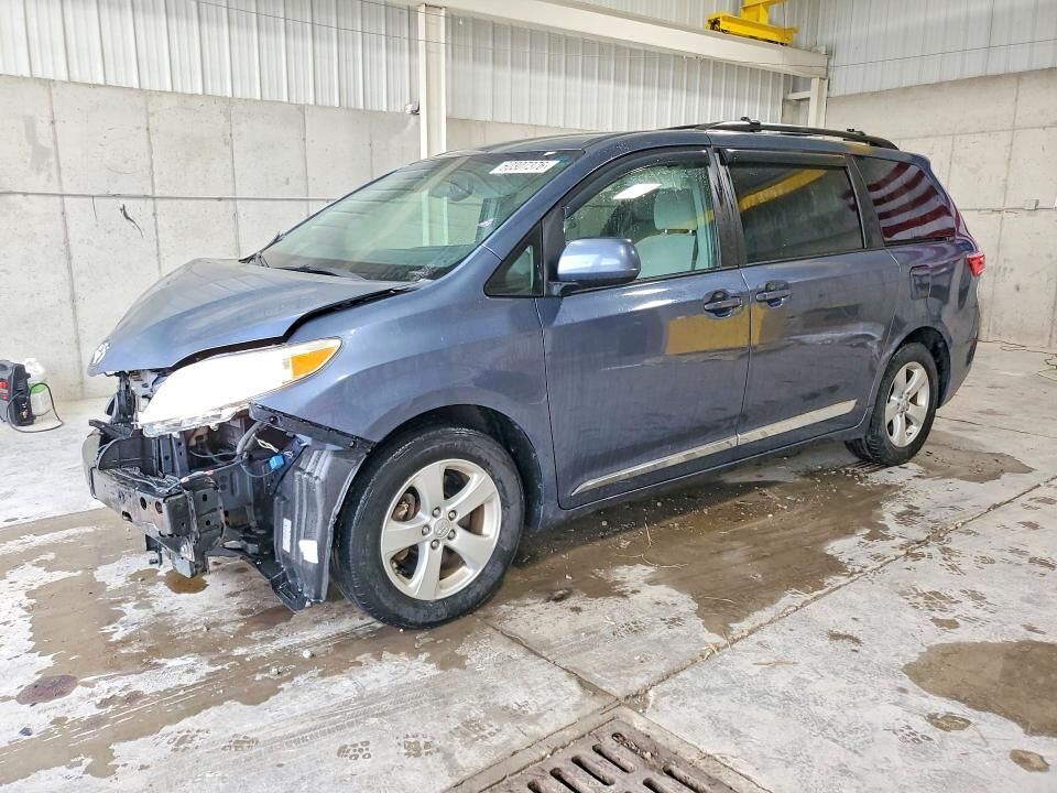 2015 TOYOTA Sienna