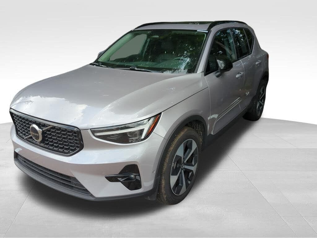 2026 VOLVO XC40