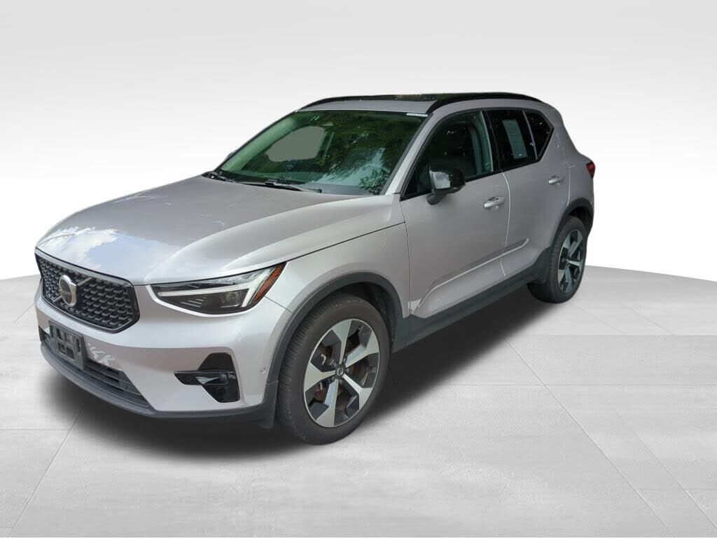 2026 VOLVO XC40