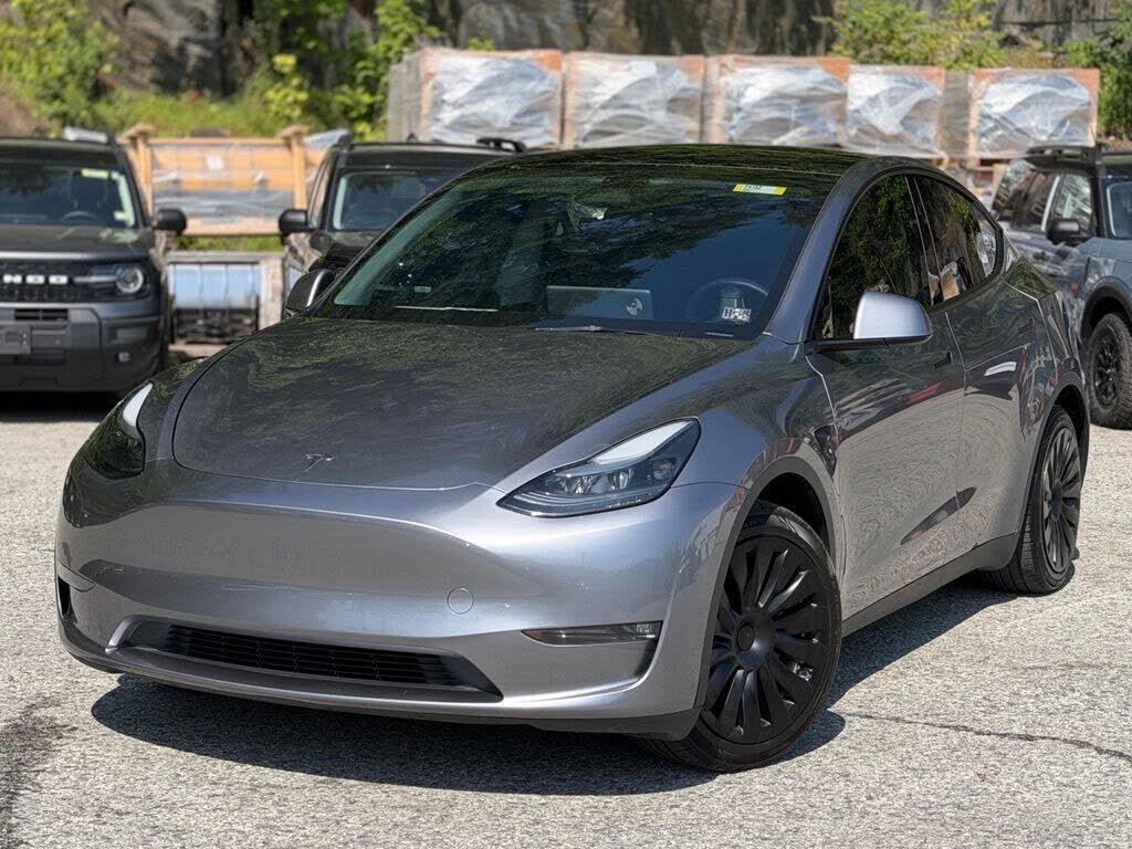 2025 TESLA Model Y