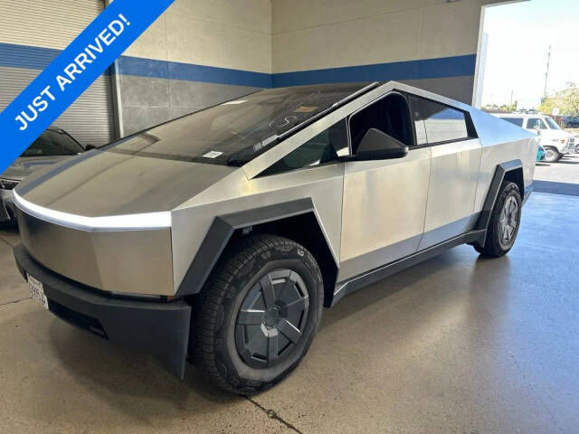 2025 TESLA Cybertruck