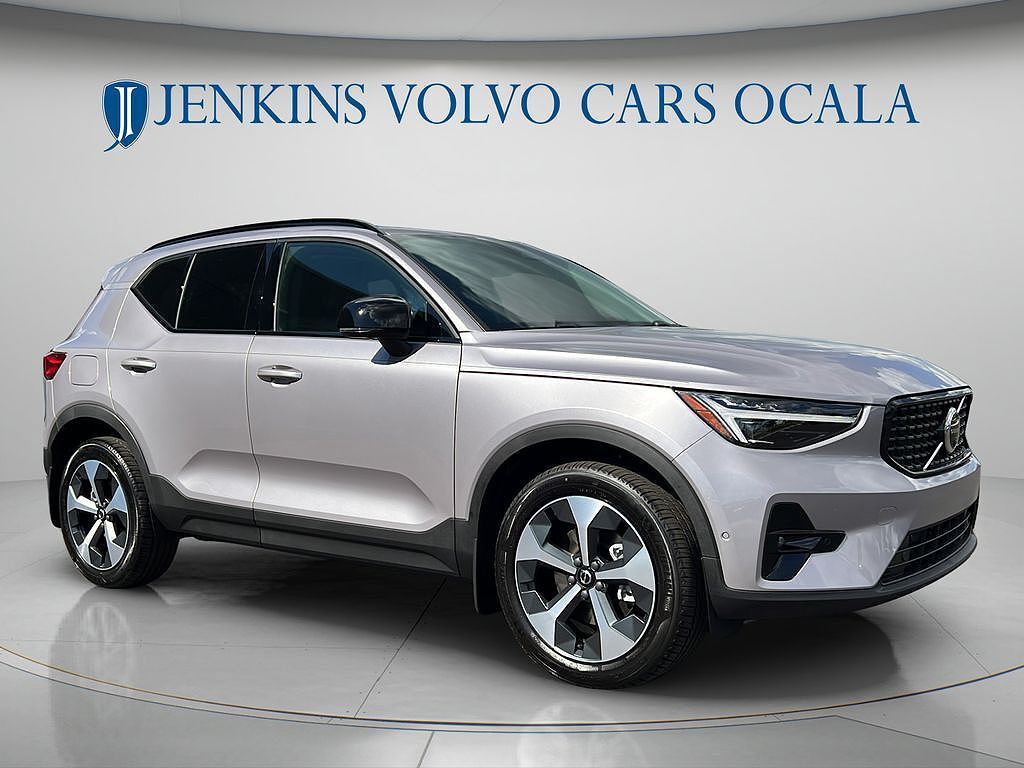 2026 VOLVO XC40