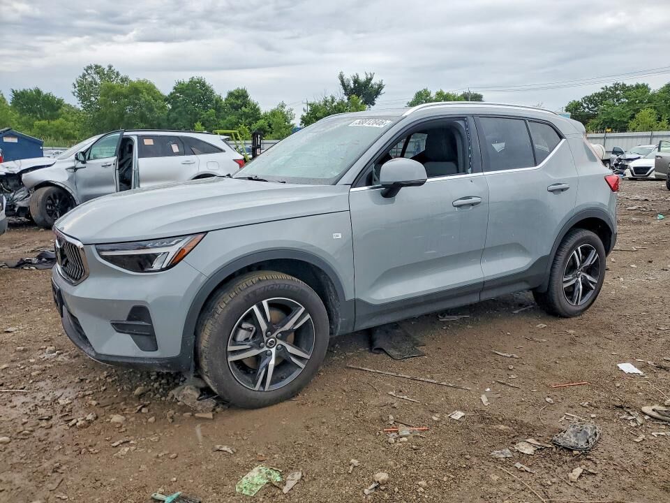 2025 VOLVO XC40