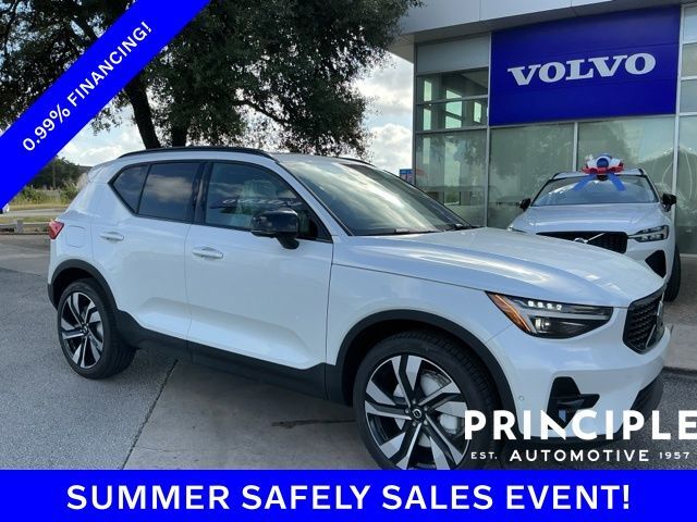 2026 VOLVO XC40
