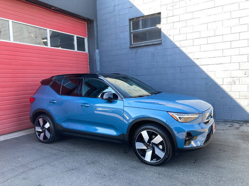 2023 VOLVO XC40