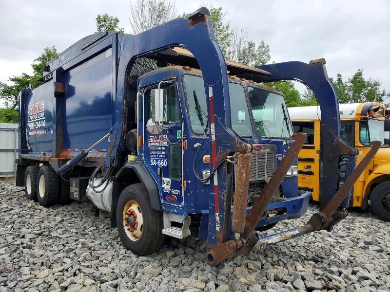 2016 PETERBILT 320
