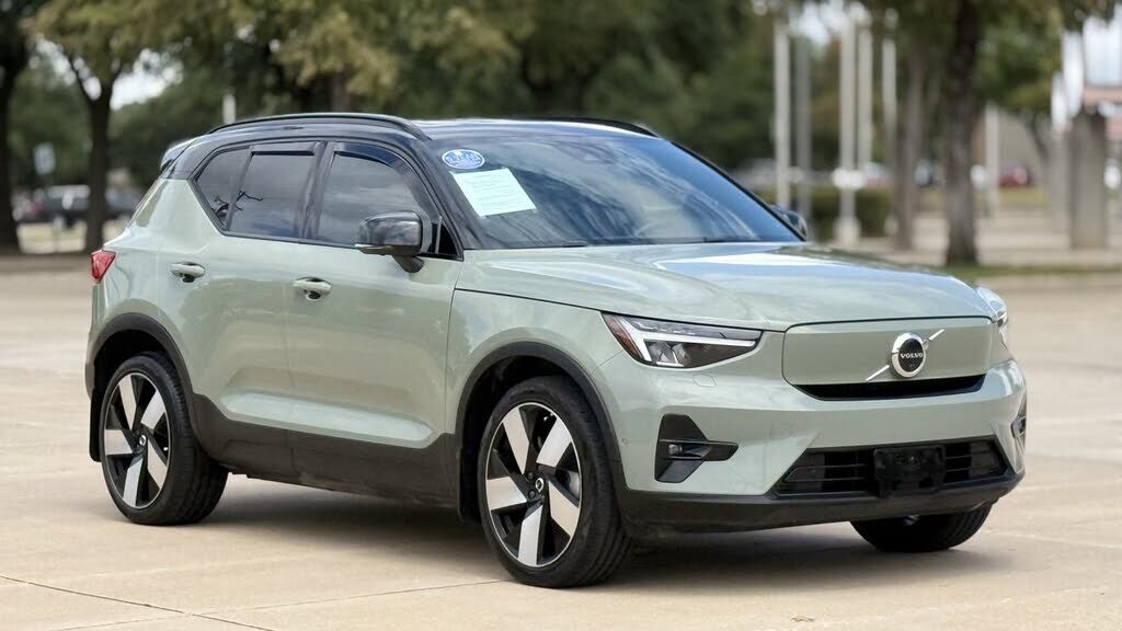 2023 VOLVO XC40
