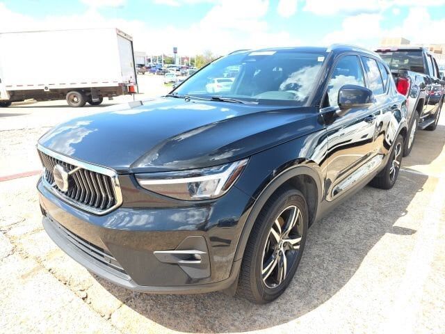 2023 VOLVO XC40