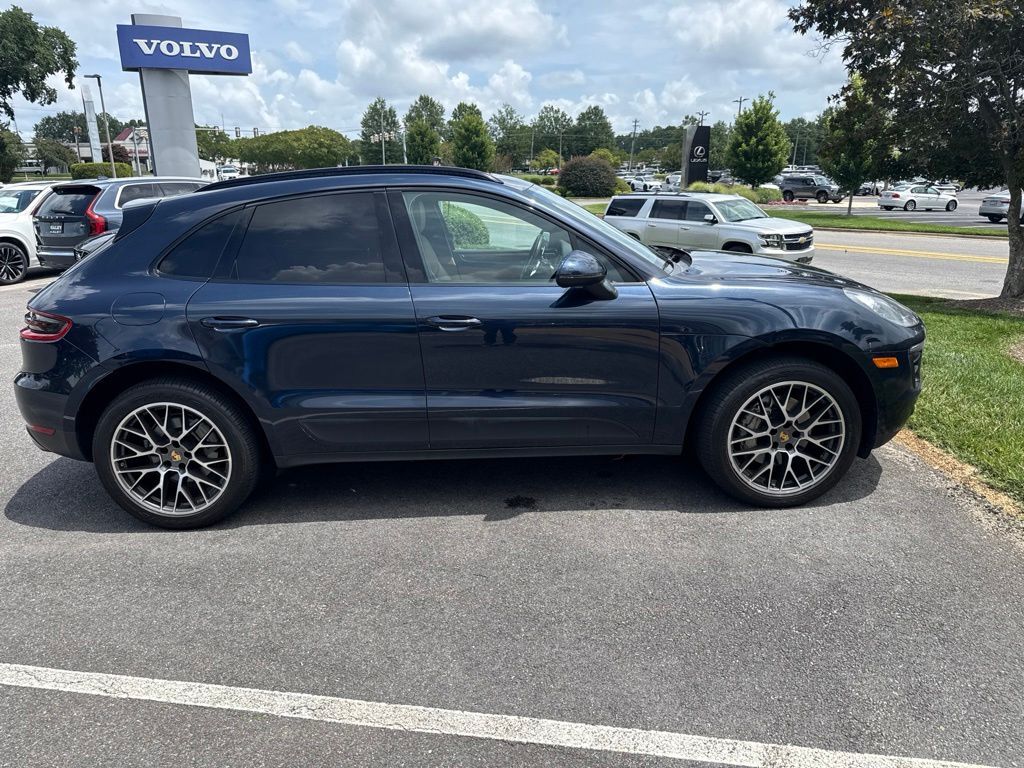 2017 PORSCHE Macan