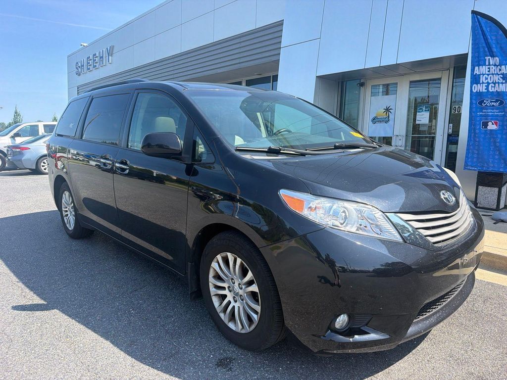 2017 TOYOTA Sienna